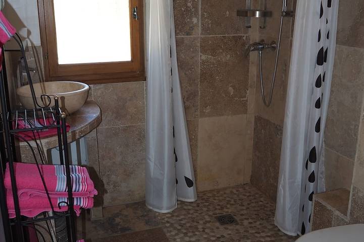 Gîte pour 4 personnes, avec terrasse ainsi que piscine et jardin à Venasque - 3