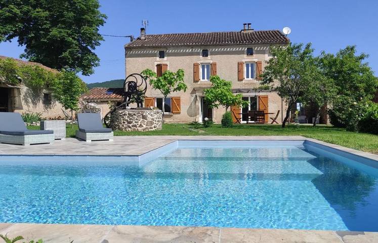 Chambre d’hôte pour 2 personnes, avec Jacuzzi et Terrasse ainsi que Jardin et Piscine dans Amarens