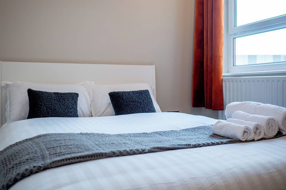 Entire apartment, Stylish 2-Bedroom Apartment Near New Malden Station in Kingston upon Thames, London