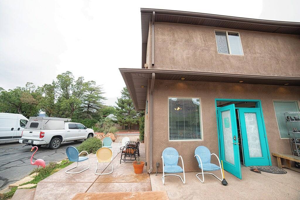 Ganze Wohnung, Zentrale und geräumige 2 Schlafzimmer im Herzen der Stadt! 1 M bis Zion. Schlaf 4-6 in Springdale, Zion Nationalpark