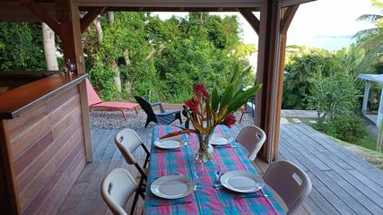 Gîte pour 2 personnes, avec terrasse ainsi que piscine et jardin en Martinique