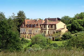 Location de vacances pour 9 personnes, avec vue ainsi que piscine et jardin, adapté aux familles à Saint-Cybranet