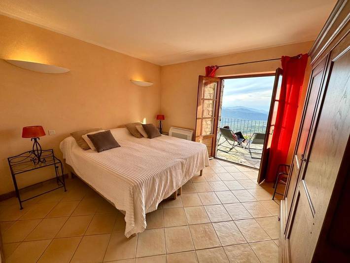 Gîte pour 3 personnes, avec vue ainsi que jardin et piscine à Lama - 3