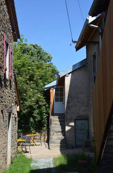 Gîte pour 6 personnes, avec jardin à Passenans