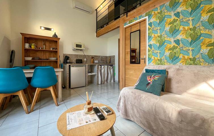 Charmante Ferienwohnung mit Pool, WLAN, Terrasse und Parkplatz in Eyragues, Arles und Umgebung