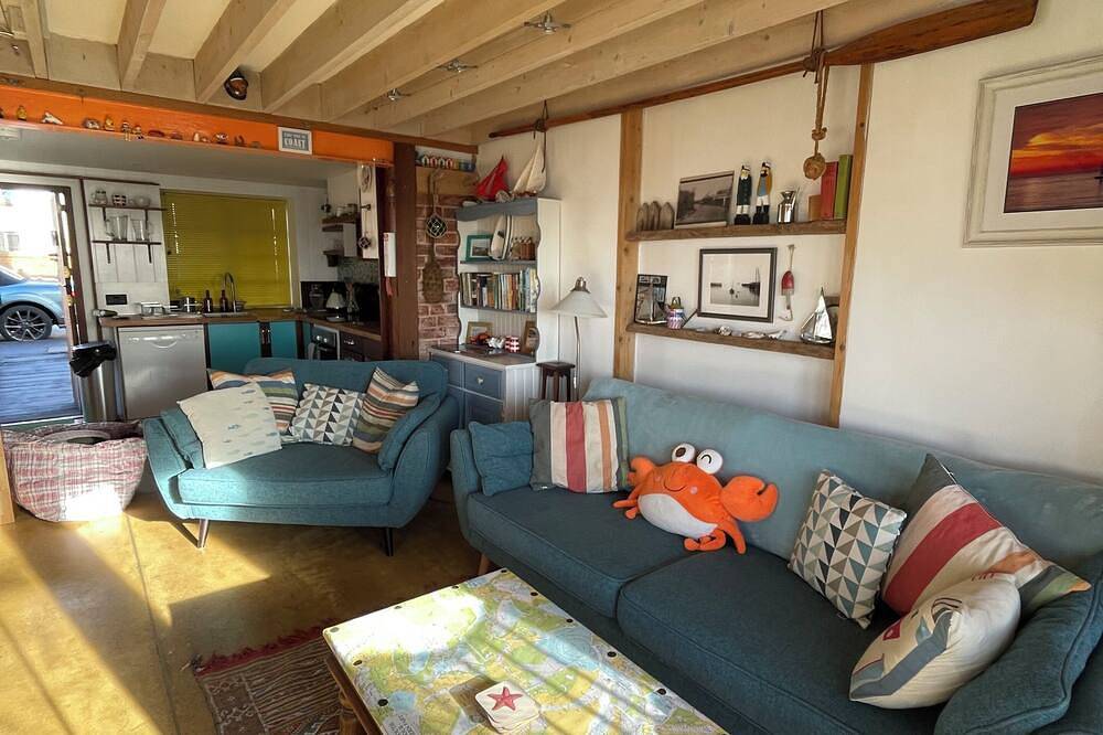 Stylish beach retreat with sunset views. in Fareham, Hampshire