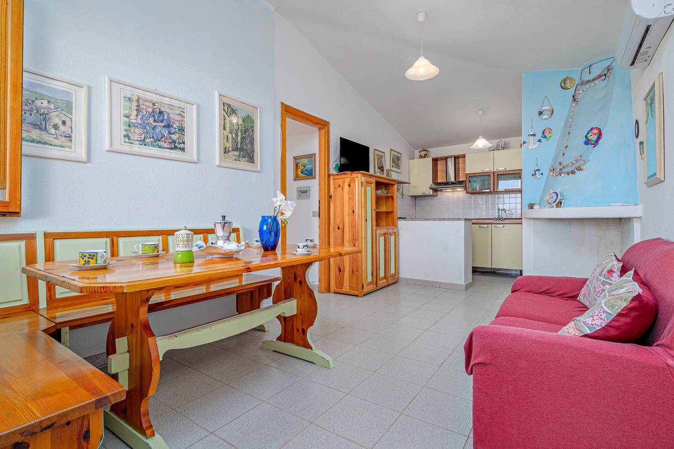 Entire apartment, Apartment 'Quadrilocale Le Colonne' with Sea View, Private Terrace and Air Conditioning in Li Mori, San Teodoro
