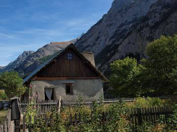 Gîte pour 6 personnes, avec jardin dans les Alpes-de-Haute-Provence
