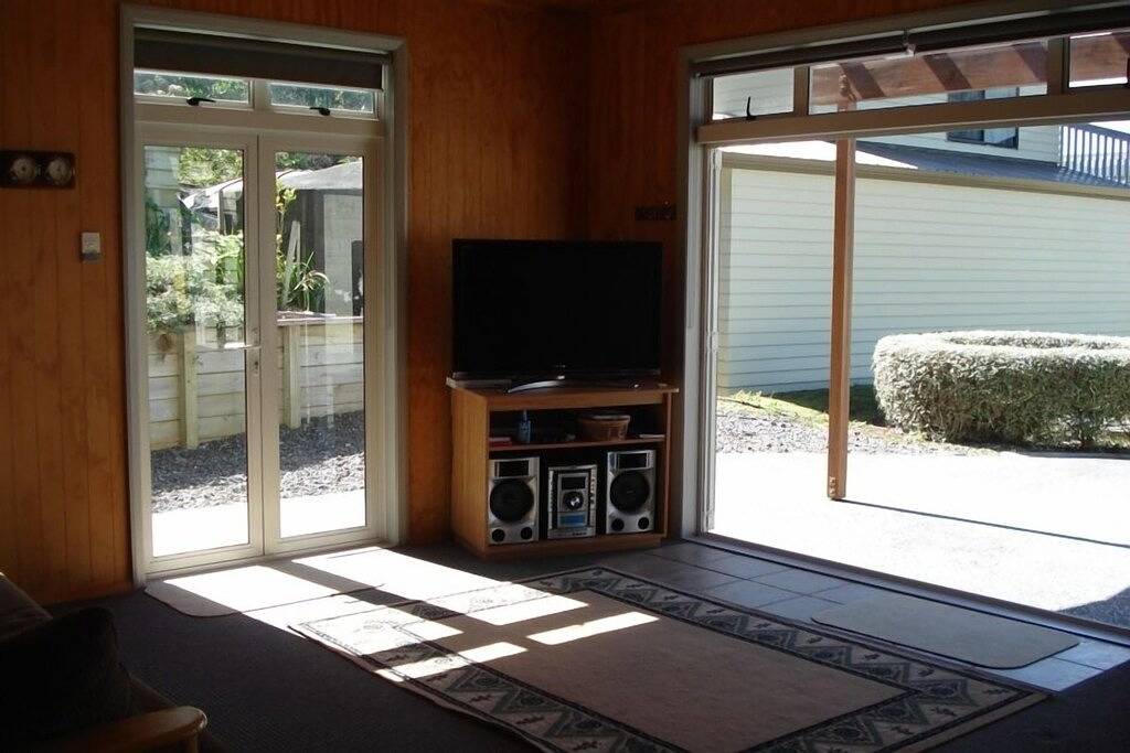 Wyuna Bay Waterfront Bach - Coromandel Harbour in Coromandel, Waikato