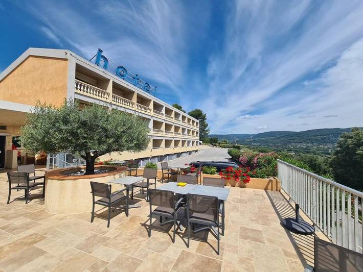 Hôtel pour 3 personnes, avec piscine ainsi que terrasse et jardin