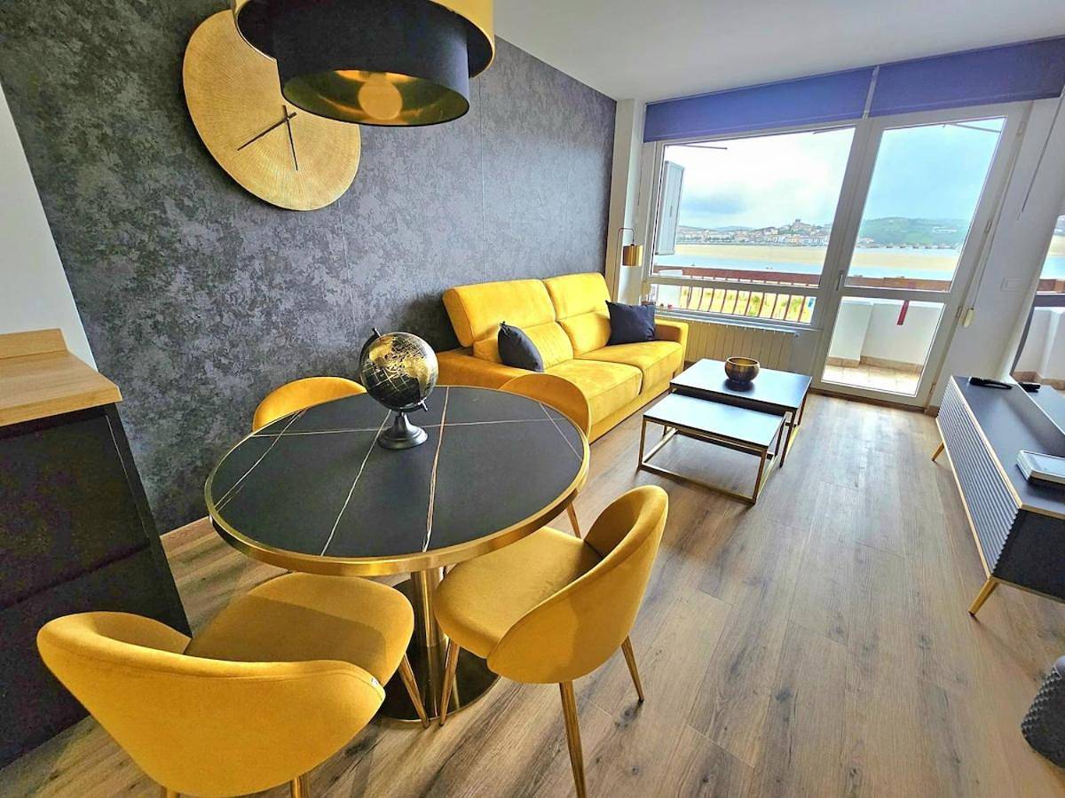 Apartamento entero, Apartment with Sea View in Playa de El Tostadero (San Vicente de la Barquera), San Vicente de la Barquera