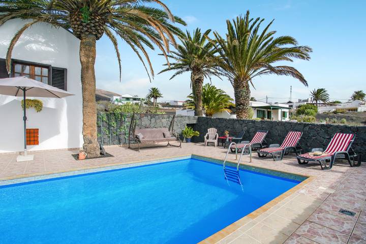 Elegante Casa Salinoco con piscina, vistas al mar, terraza y Wi-Fi; aparcamiento disponible in Mácher, Tías