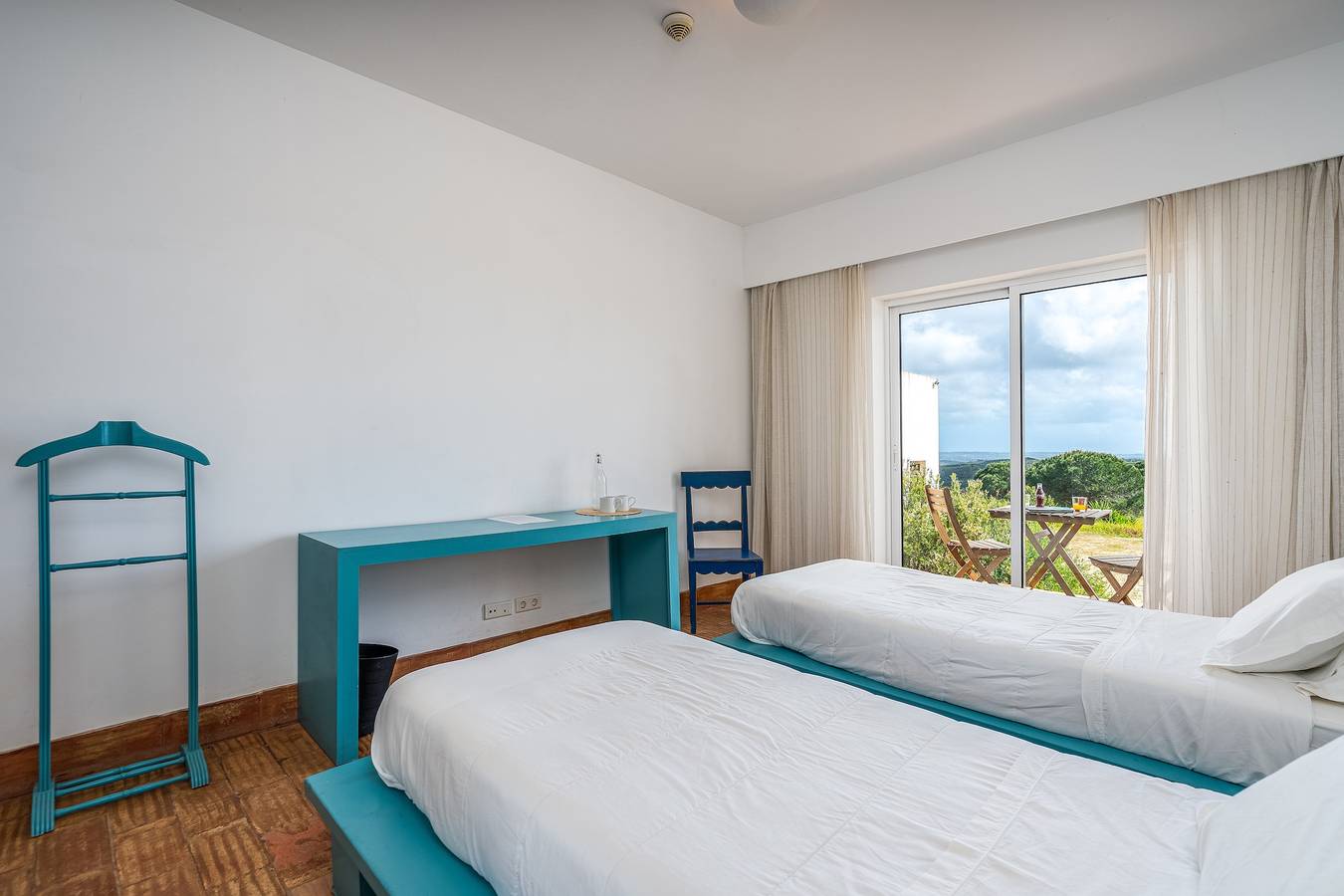 Quarto 'abril' com vista para o mar, piscina partilhada e acesso Wi-Fi in Bordeira, Distrito de Faro