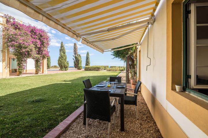 Beautiful Villa "Vila Hibiscus" with Sea View, Pool, Wi-Fi, Garden & Terrace; Parking Available  in Albufeira e Olhos de Água, Faro District