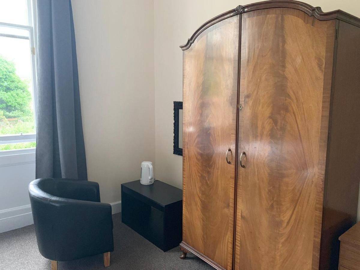 Double Room with Shared Bathroom in Leith, Edimburgo