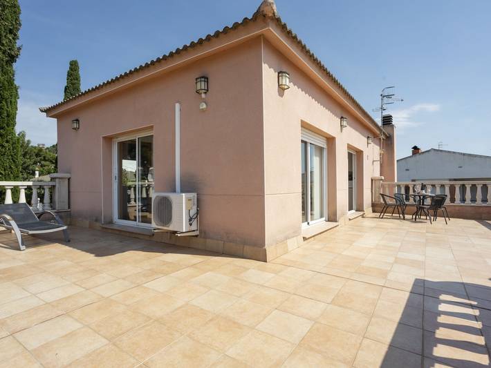 Apartamento para 11 personas, con jardín además de terraza y piscina, Se admiten mascotas en Vendrell