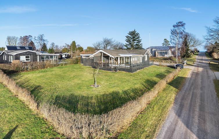 Ferieudlejning for 8 personer, med Terrasse og Have i Ajstrup Strand