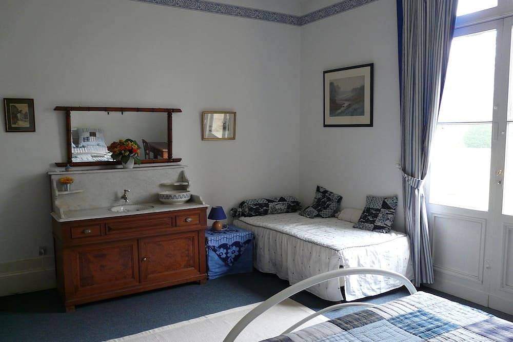 Charming residence with large park for 10 people in Cestas near Bordeaux in Cestas, Région de Bordeaux