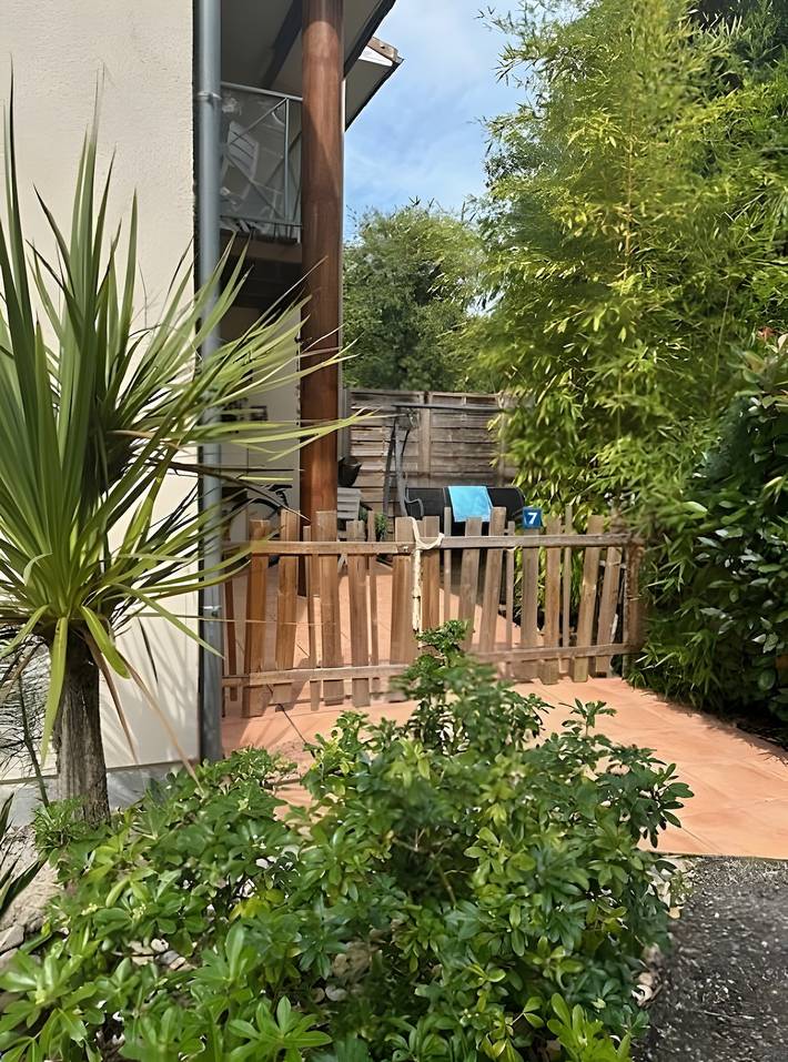 Location de vacances pour 4 personnes, avec balcon et jardin dans Lac de Léon