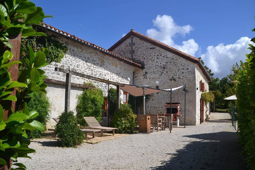 Casa rural en el corazón del Périgord cerca de Brantôme, Angulema, Périgueux y Bergerac in Cherval, Périgord Vert