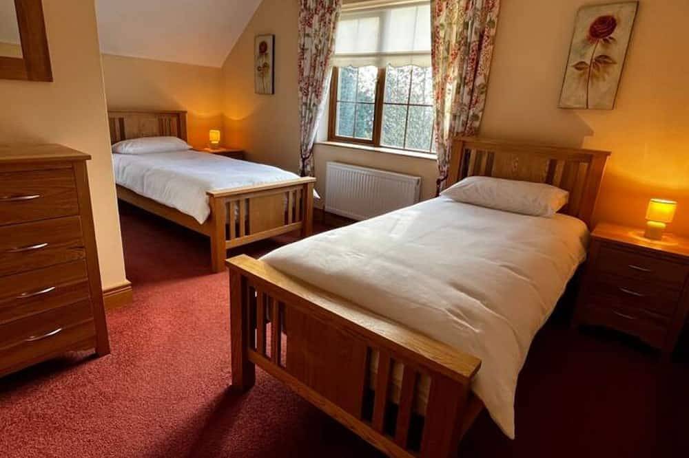 *Walk to Beach | Spacious & Clean | Ocean Views* in Donegal, County Donegal