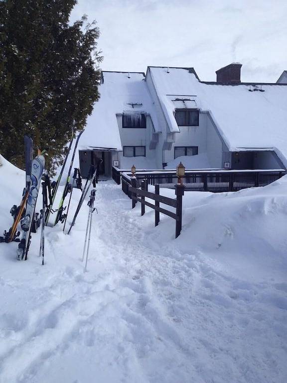 Ganze Wohnung, Sunrise Ski On & Off! Trailside 2 Story Endeinheit. Pool, Whirlpools, Fitnessstudio, Sauna +++ in Killington, Rutland County