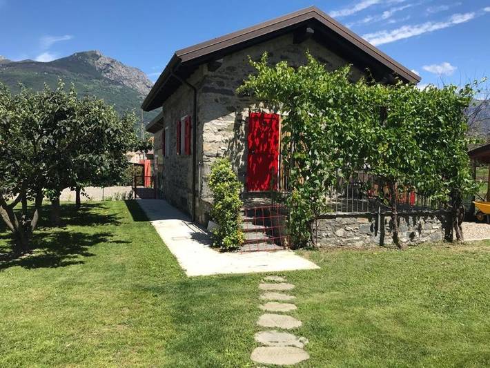 Location de vacances pour 5 personnes, avec Balcon et Terrasse ainsi que Jardin et Piscine à Dubino