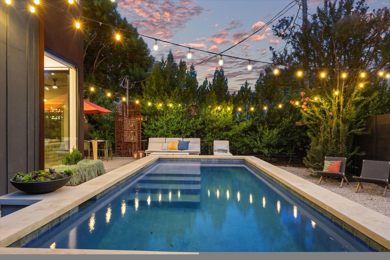 Zilker Homes | 2 Pools, Hot Tub, Fire Pits | Sleeps 18 in Austin, Condado de Travis
