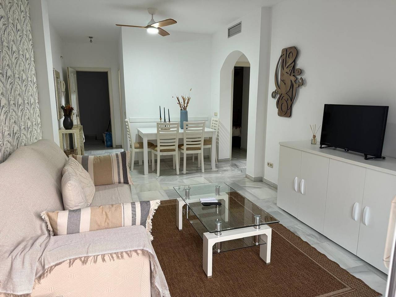 Apartamento entero, Apartamento 'Gilarez' con terraza privada, balcón y Wi-Fi in Estepona Old Town, Estepona