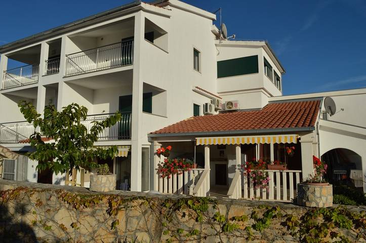 Apartamento entero, Ferienwohnung in Vinišće mit Balkon, Klimaanlage, W-Lan, Waschmaschine (4753-3) in Vinisce, Condado de Split-Dalmacia