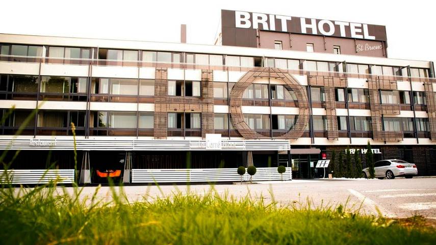 Hôtel, avec Jacuzzi et Terrasse ainsi que Piscine et Sauna à Langueux - 2