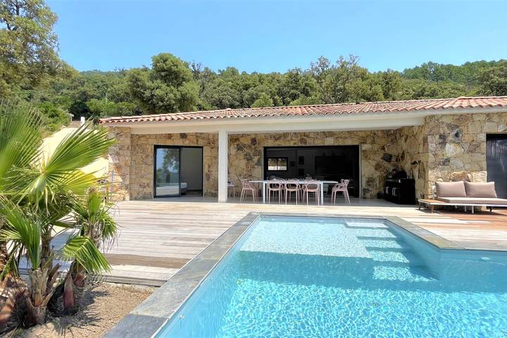 Villa pour 10 personnes, avec terrasse ainsi que piscine et jardin