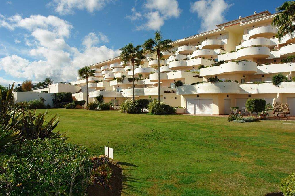 Entire vacation apartment, Immaculate 3-Bed Penthouse- Stunning Views in Casares del Mar, Estepona