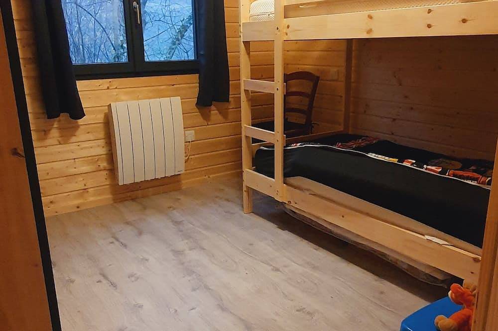 Chalet with terrace and garden 5 minutes from the village, near lake and ski resorts in La Tour-d'Auvergne, Volcans d'Auvergne Regional Nature Park