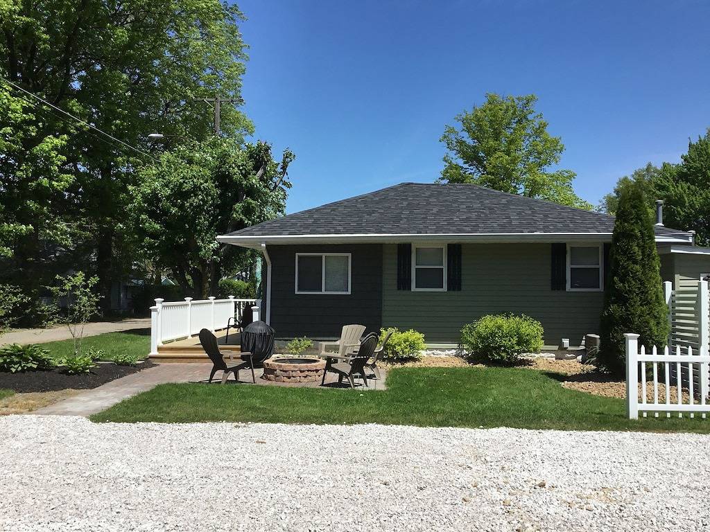 Dewdrop Cottage: Walk to the strip!  2 bed 1 bath, sleeps 5 in Geneva-on-the-Lake, Ashtabula County
