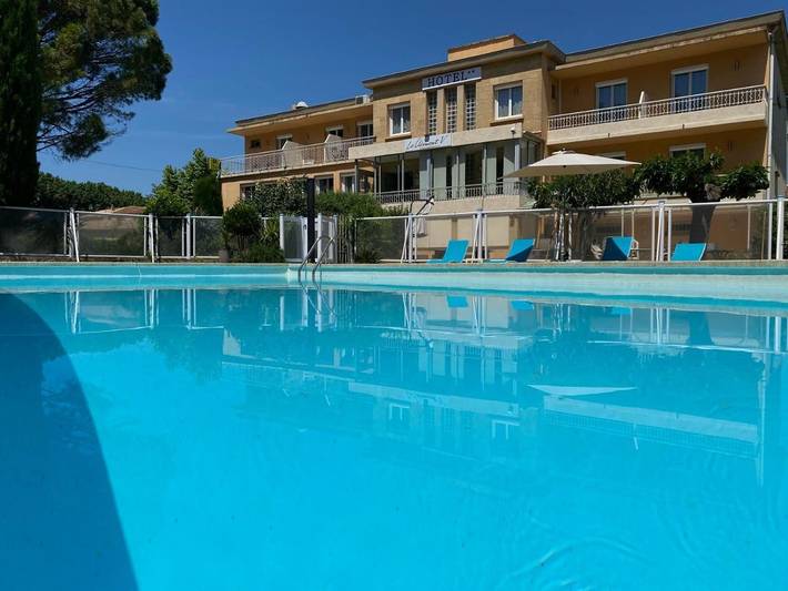 Hôtel pour 4 personnes, avec Terrasse et Jardin ainsi que Piscine et Vue