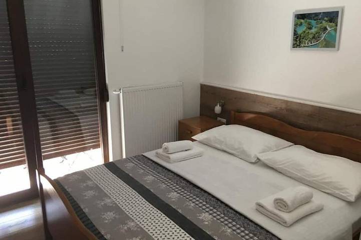 Ganze Wohnung, Guesthouse Family Bosnic -One bedroom apartment with Terrace in Smoljanac, Plitvicer Seen