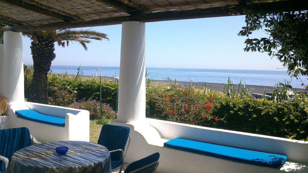Appartamento intero, Isola di Stromboli casetta Eoliana fronte mare con terrazza,giardino in Isola di Stromboli