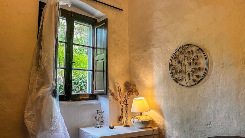 Appartamento intero, Appartamento 'La Casa Della Lavanda' con vista sulle montagne, terrazza privata e Wi-Fi in Castelvecchio di Rocca Barbena, Riviera di Ponente