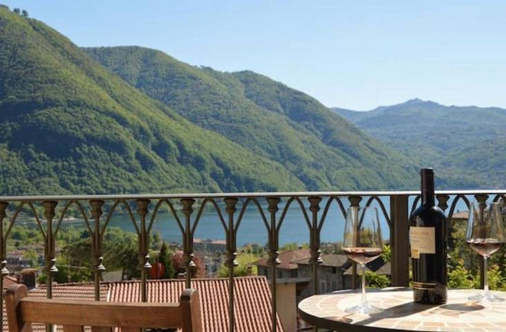 Ferienhaus für 2 Personen, mit Balkon und Terrasse sowie Garten und Seeblick in Gemeinde Porlezza