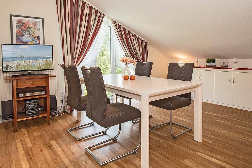 Hel lejlighed, Gemütliche, charmante Dachgeschoss-Ferienwohnung in hervorragender Strandlage in Seebad Heringsdorf, Heringsdorf