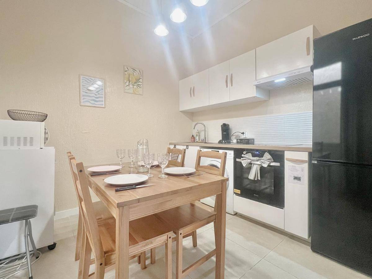 Appartement entier, Le Cocon - Rénové, Clim, Terrasse, Wifi, Hypercentre, 5 personnes in Miramas, Côte méditerranéenne (France)