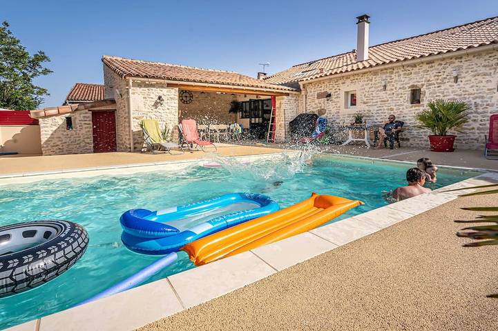 Gîte pour 14 personnes, avec Terrasse et Jardin à L'Hermenault