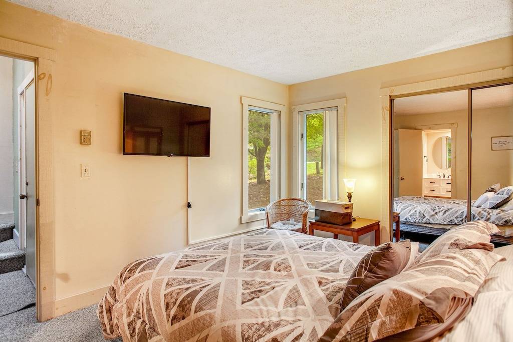 Treetop condo near golf + skiing with deck, grill, fireplace, & washer/dryer in Blakeslee, Carbon County (PA)