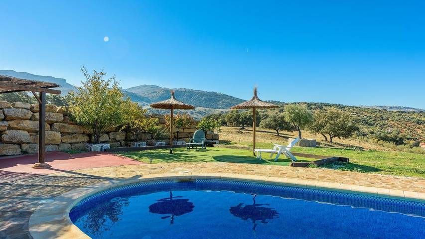 Chalet para 8 personas, con jacuzzi además de balcón/terraza y piscina, Se admiten mascotas en Serranía de Ronda - 2