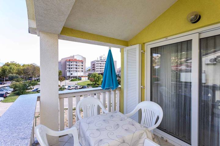 Apartamento vacacional entero, Apartamento de vacaciones con vista a las montañas in Vela plaža, Baska