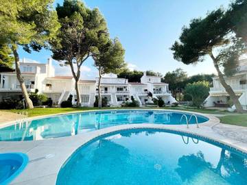 Gîte pour 6 personnes, avec vue ainsi que jardin et piscine à Port d'Addaia