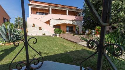 Ferienwohnung für 3 Personen, mit Garten und Terrasse, mit Haustier in Kastelir