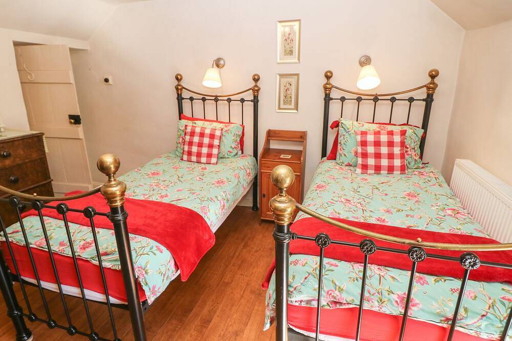 Clematis Cottage, family friendly, with a garden in Baslow in Baslow and Bubnell, Derbyshire