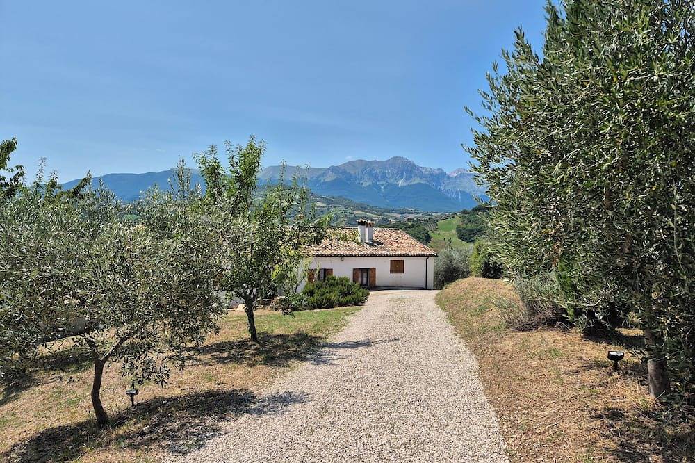 Entire apartment, *New 2025* Apartment perfect for those seeking Italian charm and tranquillity in Castiglione Messer Raimondo, Gran Sasso